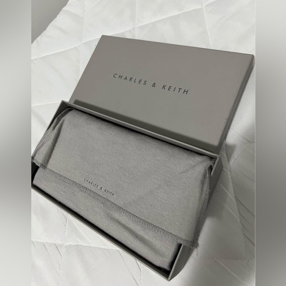 Charles & Keith timeless clutch/ cross body chain bag. Cones with dust bag& box. - Picture 7 of 7